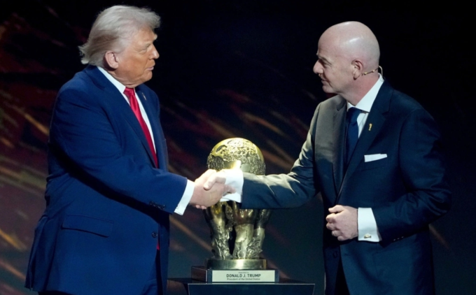 Chủ tịch FIFA Gianni Infantino (phải) bắt tay Tổng thống Mỹ Donald Trump trong lễ bốc thăm vòng bảng World Cup 2026 tại Trung tâm Kenedy, Washington D.C., Mỹ ngày 5/12/2025. Ảnh: AP