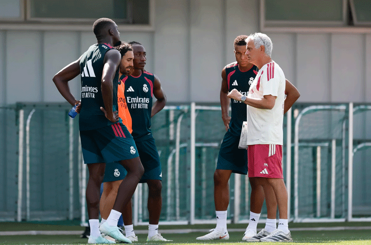 HLV Jose Mourinho bày tỏ sự tin tưởng tuyệt đối vào chiều sâu hàng phòng ngự hiện tại.