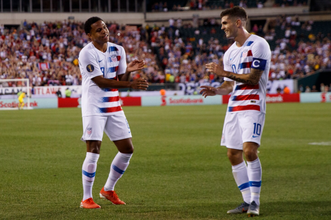 Christian Pulisic (phải) và Weston McKennie là hai ngôi sao hàng đầu của tuyển Mỹ. Ảnh: AP
