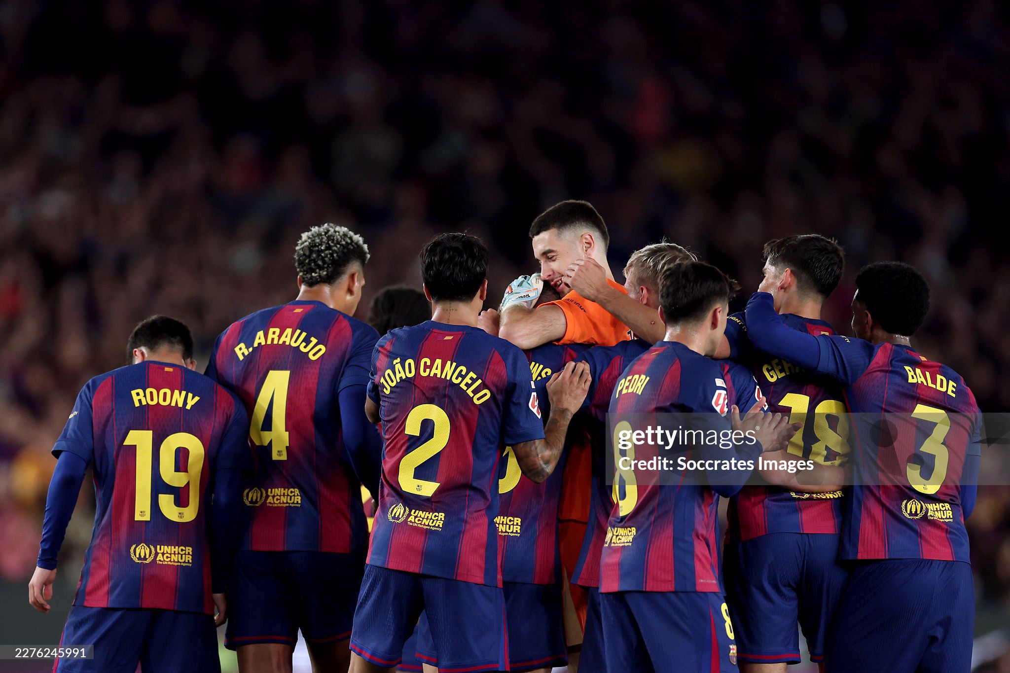 Lewandowski nghẹn ngào vẫy chào Nou Camp, 60.000 fan Barca tri ân người hùng - 3