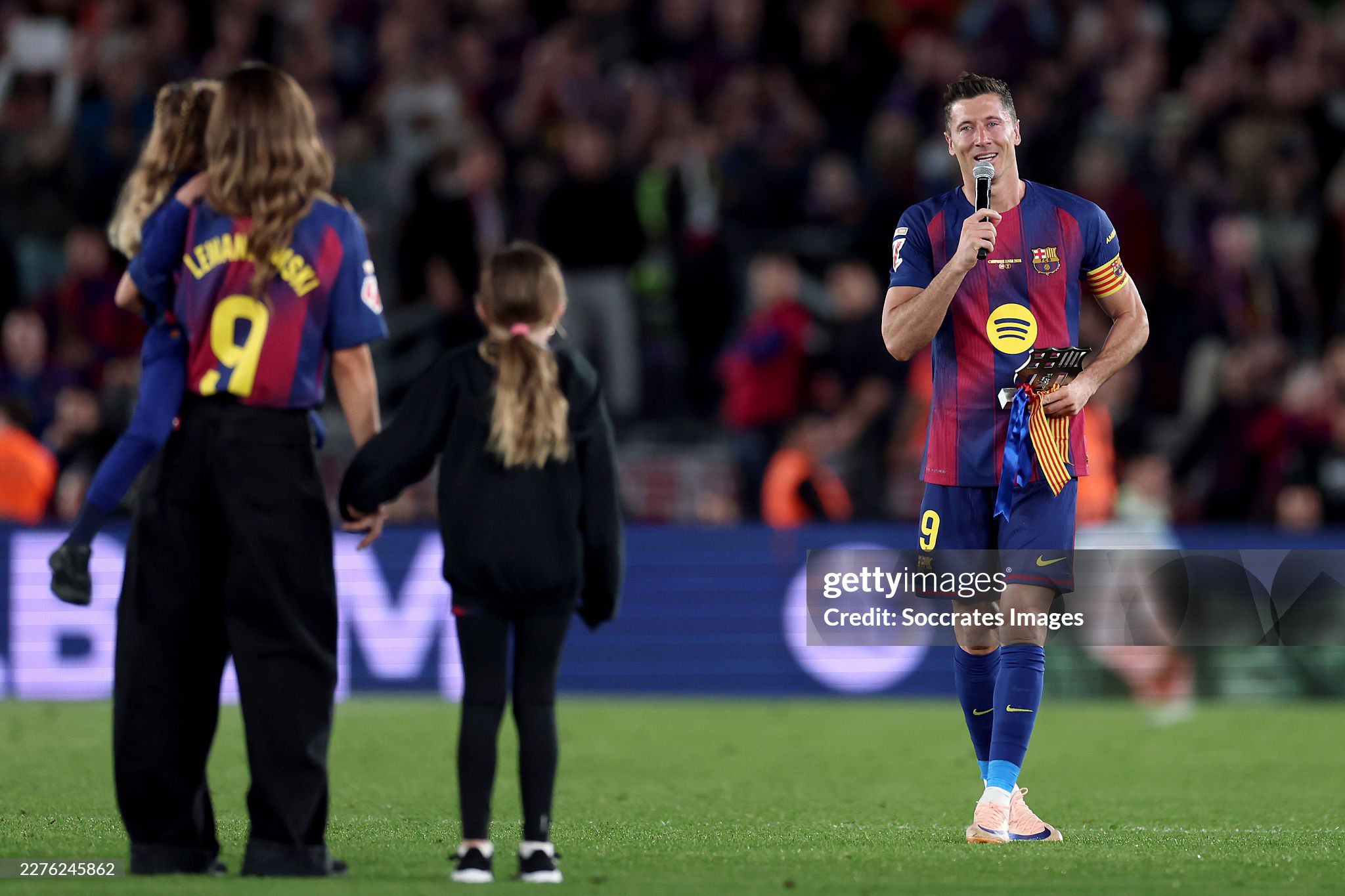 Lewandowski nghẹn ngào vẫy chào Nou Camp, 60.000 fan Barca tri ân người hùng - 6