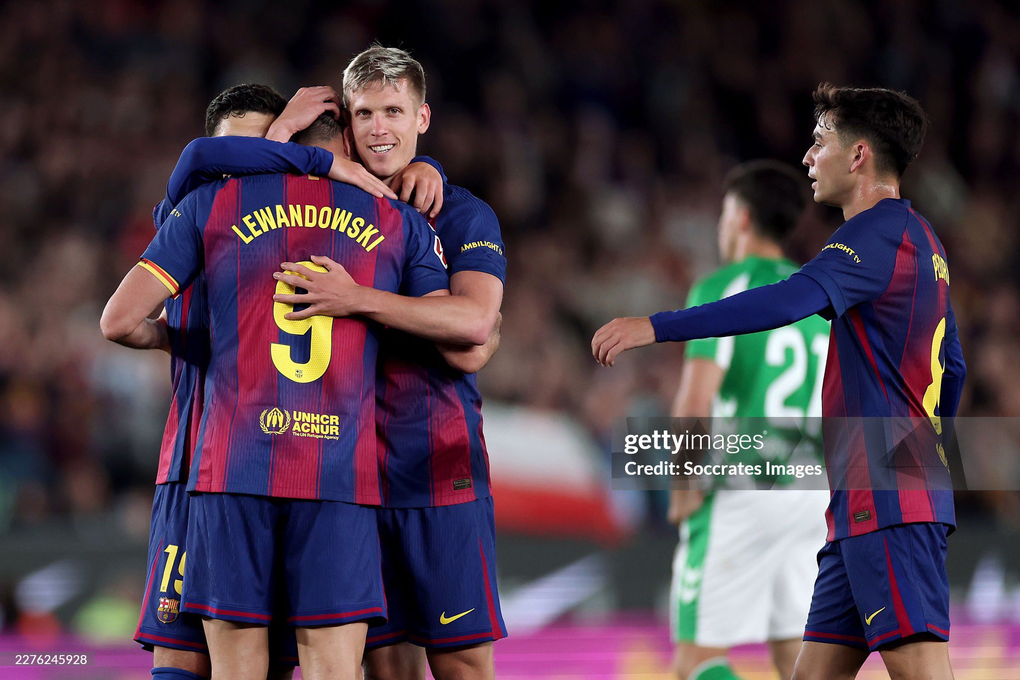 Lewandowski nghẹn ngào vẫy chào Nou Camp, 60.000 fan Barca tri ân người hùng - 4