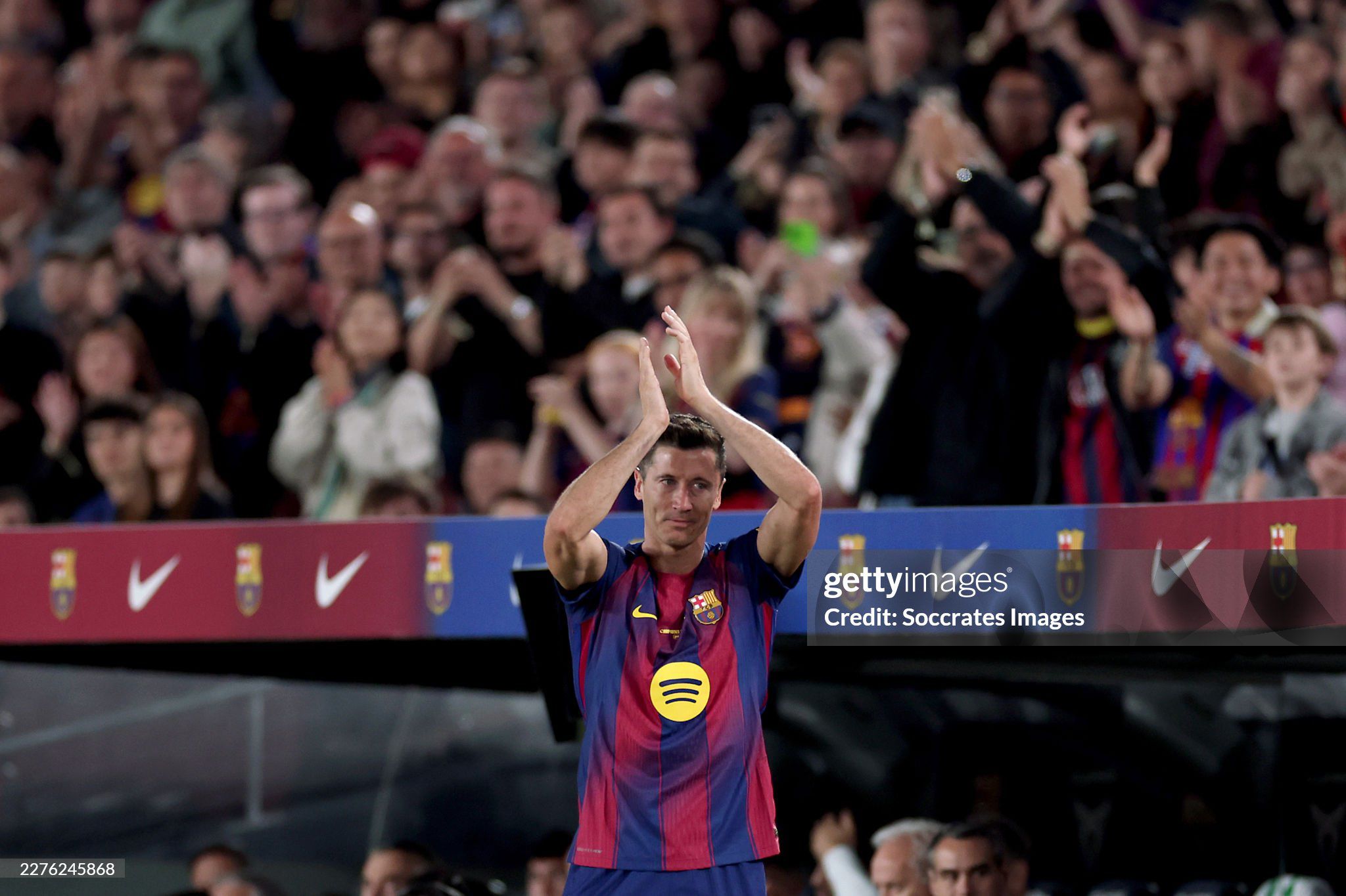 Lewandowski nghẹn ngào vẫy chào Nou Camp, 60.000 fan Barca tri ân người hùng - 2