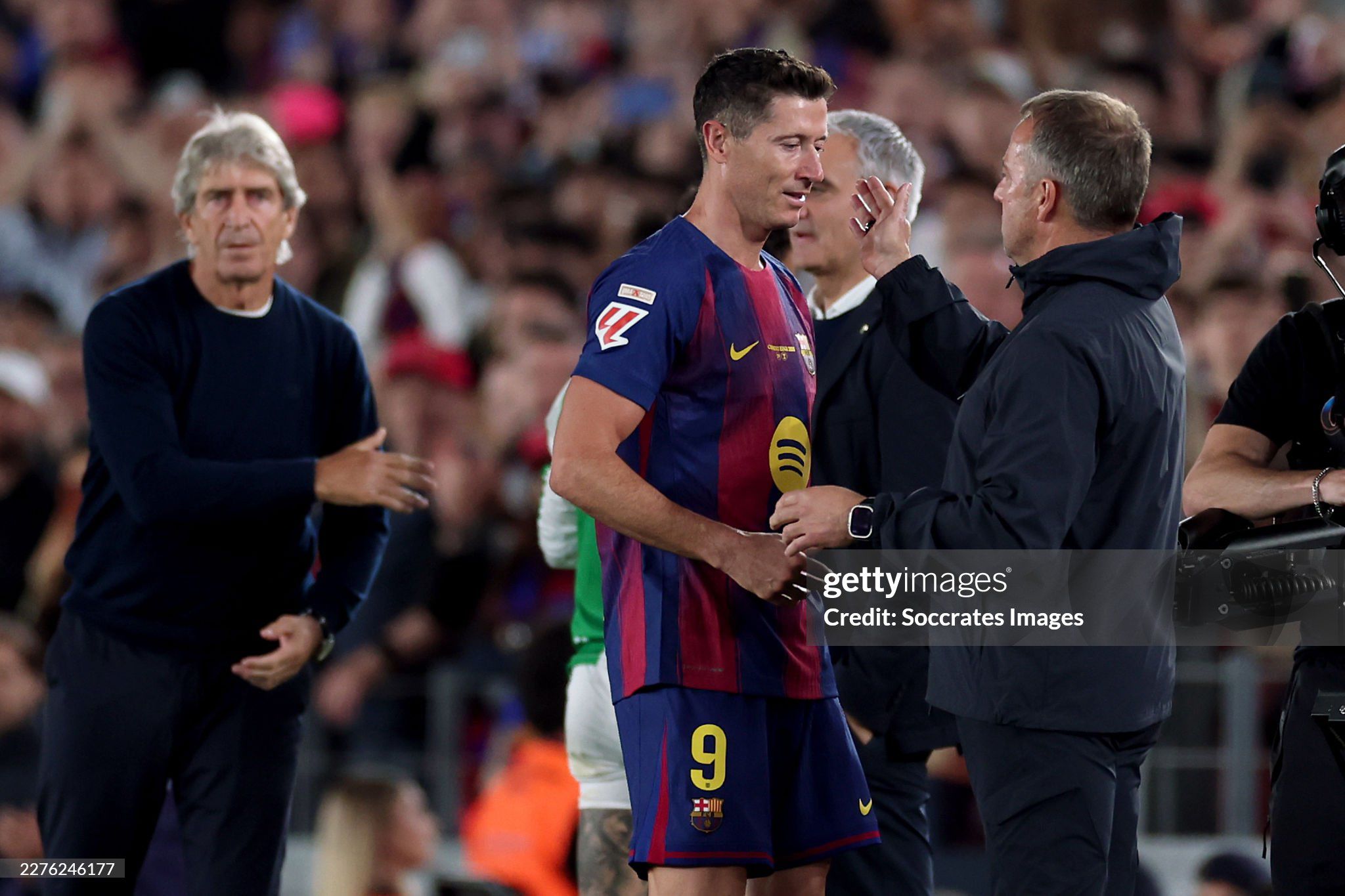 Lewandowski nghẹn ngào vẫy chào Nou Camp, 60.000 fan Barca tri ân người hùng - 8