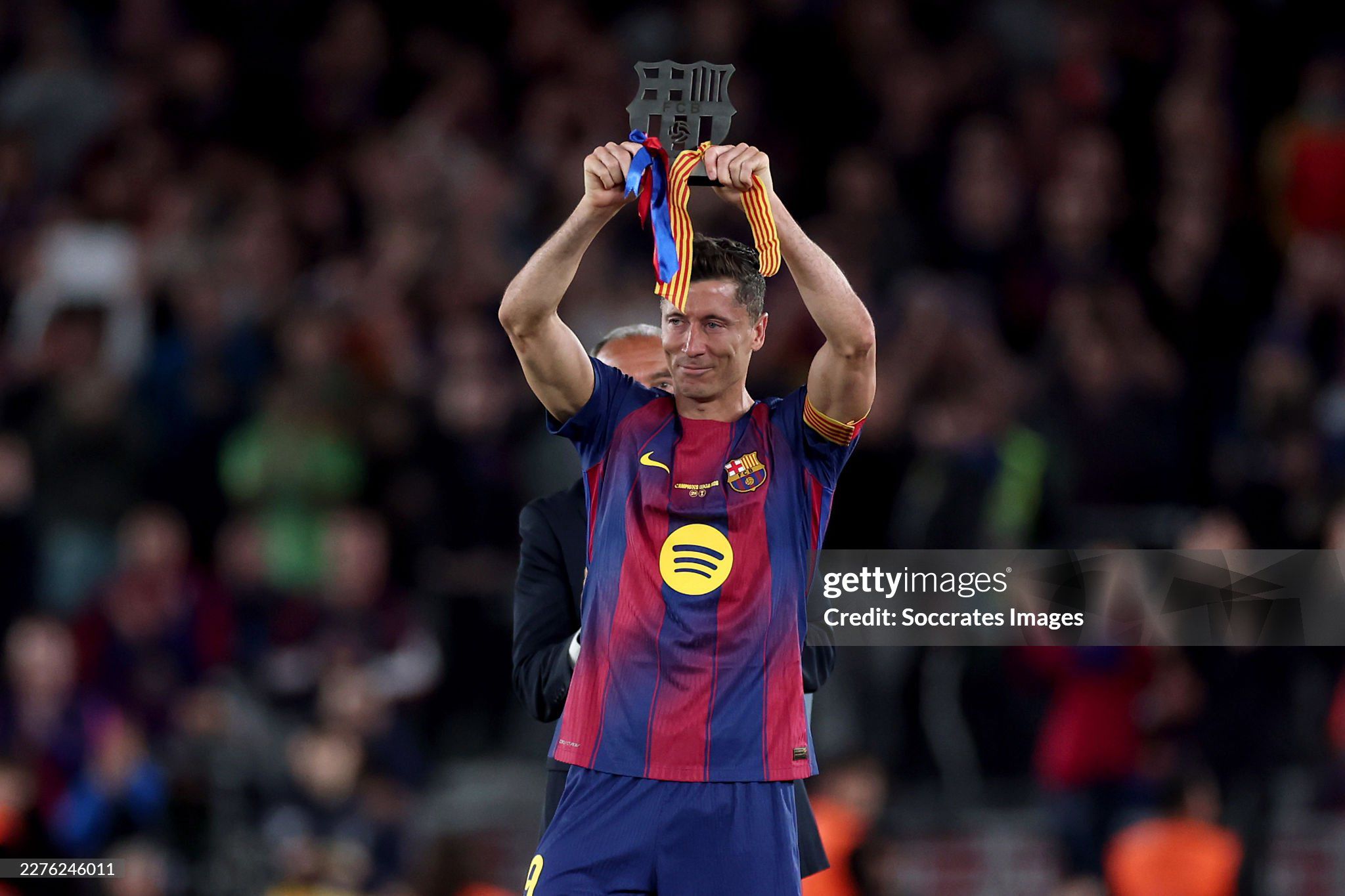 Lewandowski nghẹn ngào vẫy chào Nou Camp, 60.000 fan Barca tri ân người hùng - 7