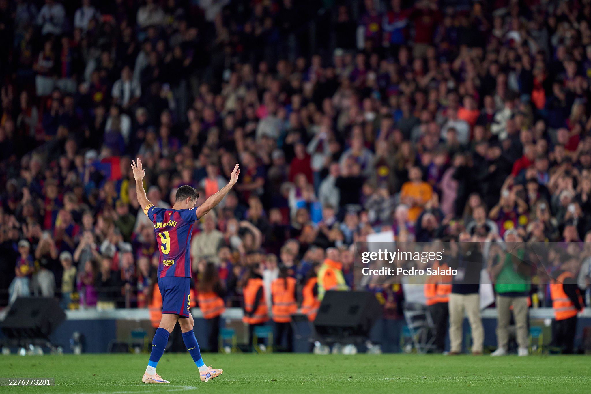 Lewandowski nghẹn ngào vẫy chào Nou Camp, 60.000 fan Barca tri ân người hùng - 9