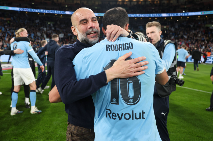 HLV Pep Guardiola ôm Rodri sau trận Man City thắng Arsenal 2-0 ở chung kết Cup Liên đoàn trên sân Wembley, London, Anh ngày 22/3/2026. Ảnh: Shutterstock