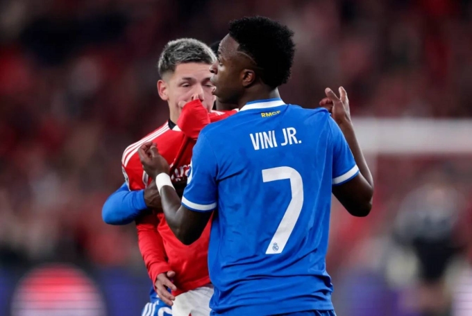 Prestianni (áo đỏ) lời qua tiếng lại với Vinicius trong trận Benfica - Real ở lượt đi vòng play-off Champions League hôm 17/2. Ảnh: Socrates