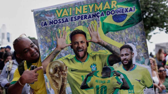 Người hâm mộ Brazil ăn mừng việc Neymar có tên trong danh sách rút gọn tham dự World Cup 2026 tại Rio de Janeiro. Ảnh: AP