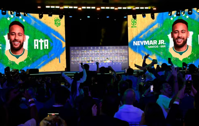 Người hâm mộ vui mừng khi Neymar xuất hiện trên màn hình lớn trong buổi công bố đội hình tuyển Brazil dự World Cup 2026 tại Bảo tàng Museum of Tomorrow ở Rio de Janeiro ngày 18/5. Ảnh: Globo