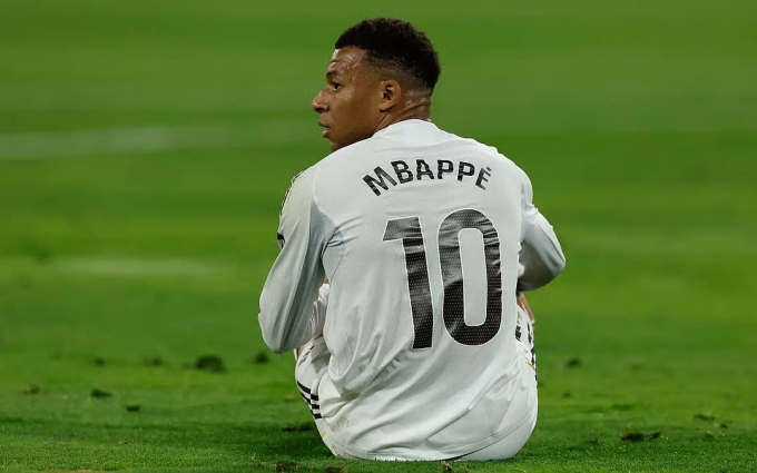 Mbappe bị đau trong trận Betis 1-1 Real ở vòng 33 La Liga trên sân La Cartuja tối 24/4. Ảnh: EPA