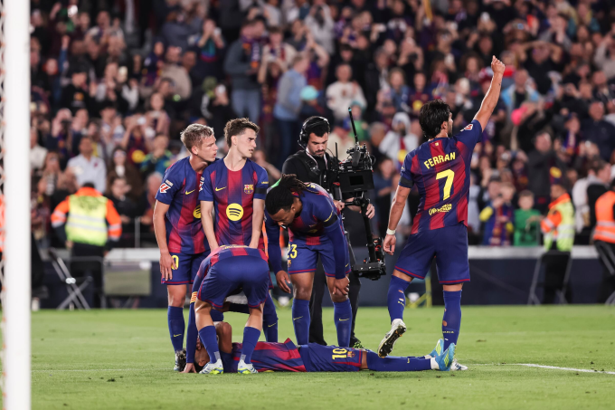 Các cầu thủ Barca vây quanh Yamal sau khi người đồng đội chấn thương. Ảnh: AFP