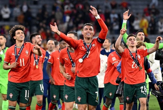 Ronaldo mừng danh hiệu cùng Bồ Đào Nha, sau chung kết UEFA Nations League trên sân Allianz, thành phố Munich, Đức tối 8/6/2025. Ảnh: Reuters