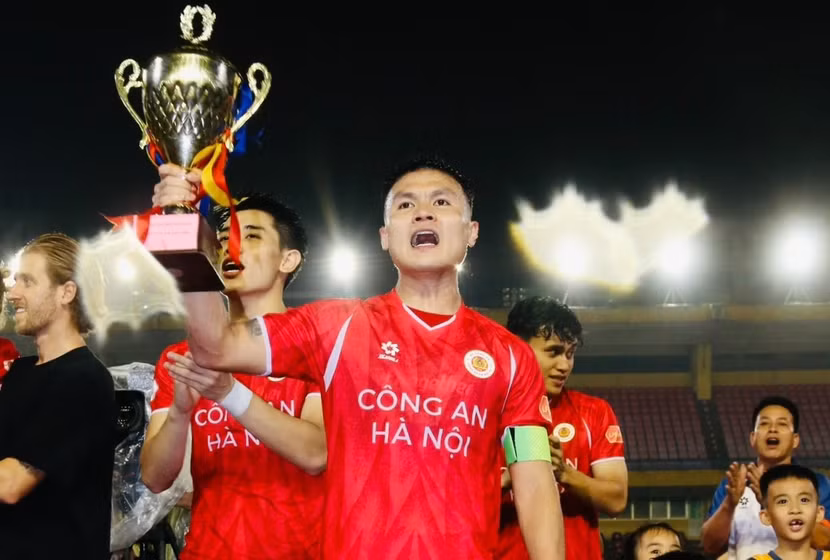 Nguyễn Quang Hải sở hữu bộ sưu tập danh hiệu đồ sộ nhất lịch sử bóng đá Việt Nam