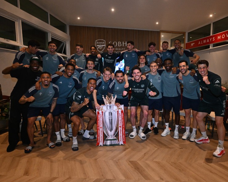 Các cầu thủ Arsenal cùng nhau ăn mừng chức vô địch Ngoại hạng Anh ở trung tâm huấn luyện