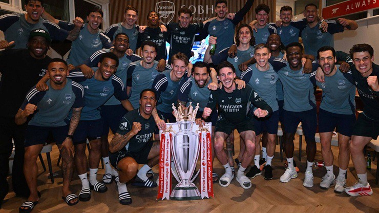 Dàn sao Arsenal cùng fan ăn mừng vô địch Ngoại hạng Anh, "cà khịa" Man City - 1