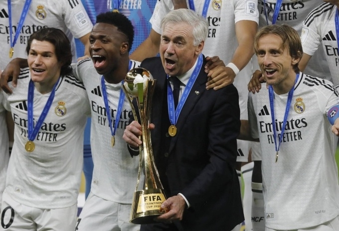 HLV Ancelotti cùng Real giành FIFA Intercontinental Cup sau trận thắng Pachuca 3-0 tối 18/12/2024 tại sân Lusail, Qatar. Ảnh: Reuters