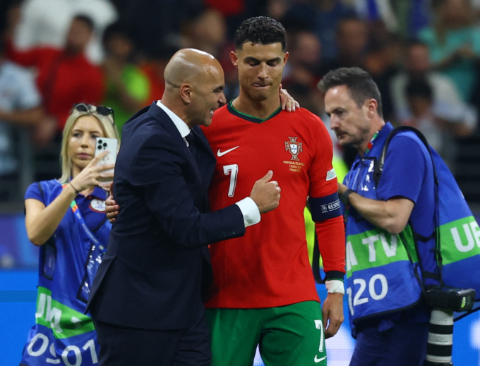 HLV Roberto Martinez chia vui cùng Ronaldo sau trận Bồ Đào Nha thắng Slovenia ở vòng 1/8 Euro trên sân Frankfurt, Đức ngày 1/7/2024. Ảnh: Reuters