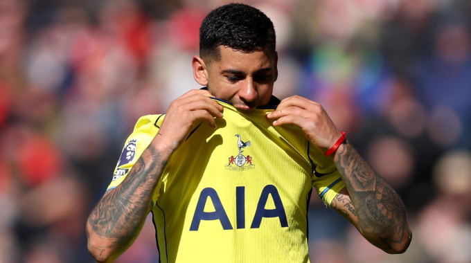 Cristian Romero bật khóc khi rời sân vì chấn thương trong trận Tottenham thua Sunderland ở Ngoại hạng Anh ngày 12/4/2026. Ảnh: BBC