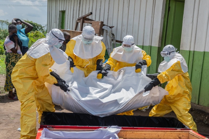 Các thành viên tổ chức Chữ thập đỏ di chuyển thi hài nạn nhân virus Ebola tại Rwampara, CHDC Congo hôm 20/5. Ảnh: AP