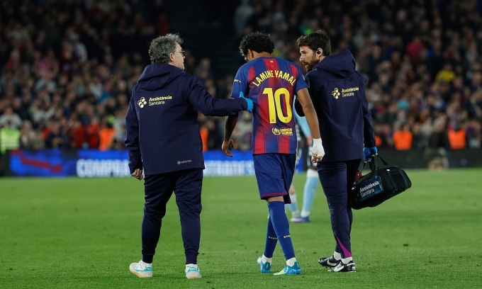 Yamal rời sân vì chấn thương trong trận gặp Celta Vigo, vòng 33 La Liga trên sân Camp Nou, thành phố Barcelona, Tây Ban Nha tối 22/4/2026. Ảnh: AP