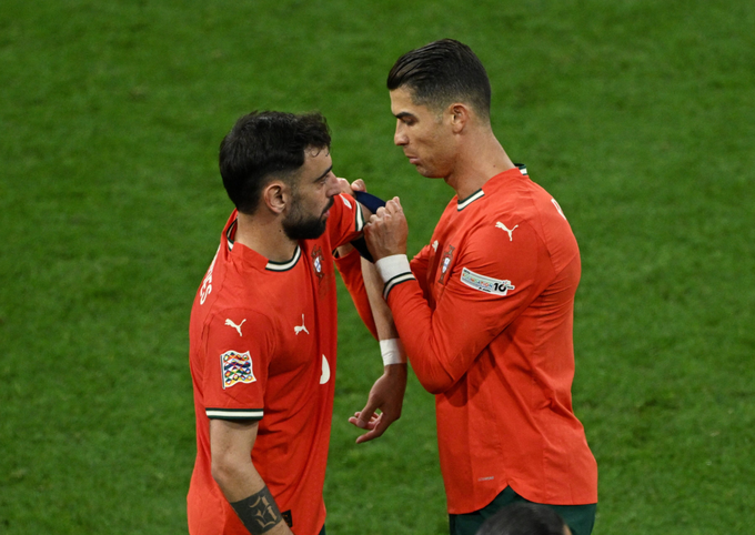 Cristiano Ronaldo (phải) trao băng đội trưởng cho Bruno Fernandes khi rời sân trong trận chung kết UEFA Nations League giữa Bồ Đào Nha và Tây Ban Nha trên sân Allianz, Munich, Đức ngày 8/6/2025. Ảnh: Reuters