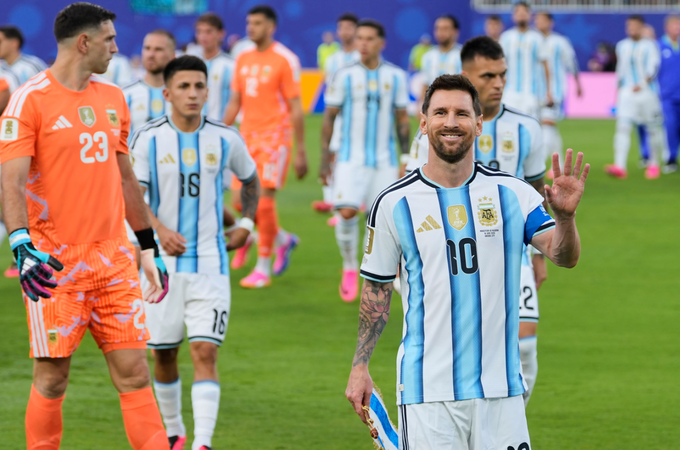 Lionel Messi vẫy chào người hâm mộ trước trận Argentina thắng Algeria 3-0 ở lượt ra quân bảng J World Cup 2026 trên sân Kansas City, Mỹ ngày 16/6/2026. Ảnh: AP
