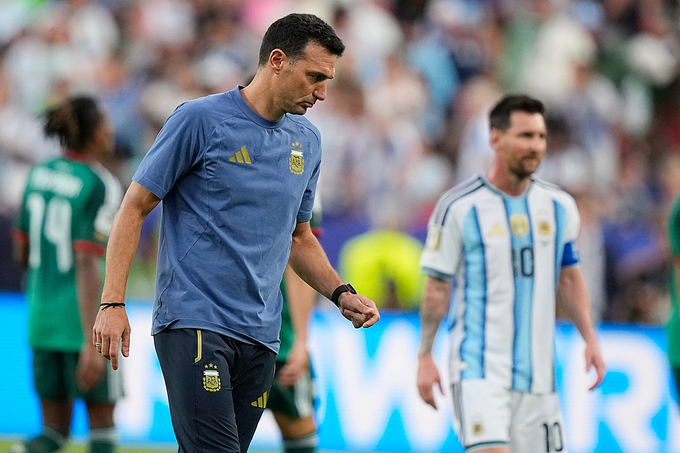 HLV Lionel Scaloni và Lionel Messi trong trận Argentina thắng Algeria 3-0 ở lượt ra quân bảng J World Cup 2026 trên sân Kansas City, Mỹ ngày 16/6/2026. Ảnh: AP