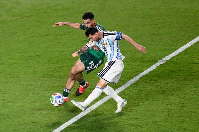Tình huống ghi bàn thắng thứ ba của Messi. Ảnh: AP