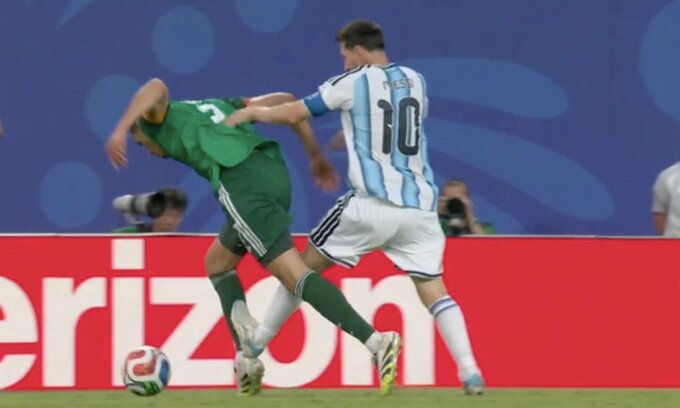 Pha phạm lỗi gây tranh cãi của Messi với Aissa Mandi, ở trận đấu bảng J World Cup 2026 giữa Argentina và Algeria tại Kansas City, bang Missouri, ngày 16/6/2026. Ảnh: chụp màn hình