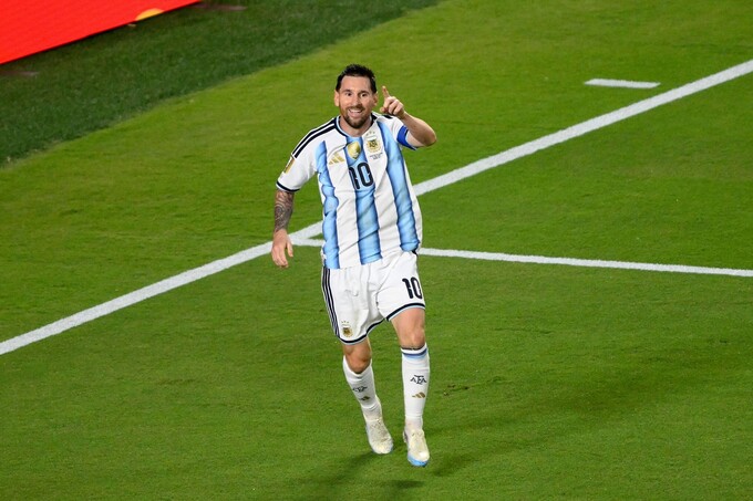 Messi mừng bàn nâng tỷ số lên 3-0 cho Argentina trong trận thắng Algeria ở lượt ra quân bảng J World Cup 2026 trên sân Kansas City, Mỹ ngày 16/6. Bàn thắng này giúp thủ quân Argentina cán mốc 16 pha lập công tại các kỳ World Cup, cân bằng kỷ lục của Miroslav Klose. Ảnh: AP