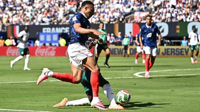 Sadio Mane đã không vào trúng bóng khi tranh chấp với Kylian Mbappe ở phút 58 trong trận Pháp – Senegal ở sân MetLife, New Jersey, Mỹ ngày 16/6/2026. Ảnh: Reuters