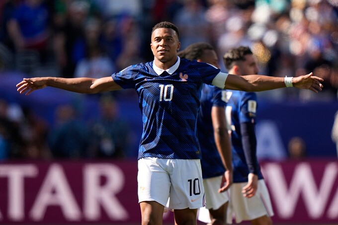 Mbappe mừng bàn ấn định tỷ số 3-1 cho tuyển Pháp trong trận gặp Senegal ở bảng I World Cup 2026 trên sân MetLife tại East Rutherford, bang New Jersey, gần New York, Mỹ ngày 16/6. Ảnh: AP