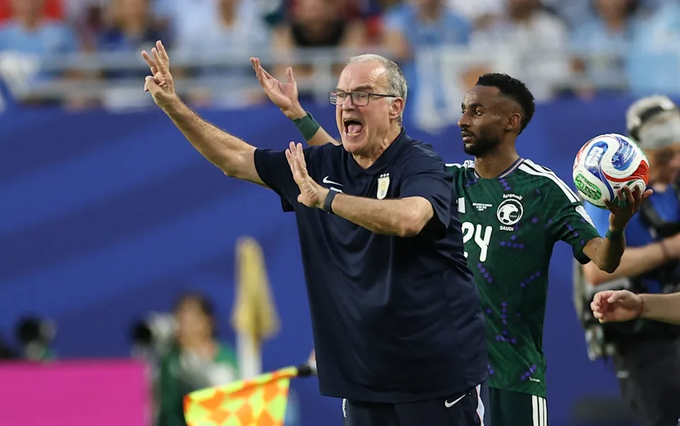 HLV Marcelo Bielsa ở khu kỹ thuật trong trận Uruguay – Arab Saudi ở bảng H World Cup 2026 trên sân Hard Rock, Miami, Mỹ ngày 16/6/2026. Ảnh: AFP