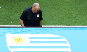Vì sao HLV của Uruguay cúi mặt không chịu chụp ảnh World Cup 2026?
