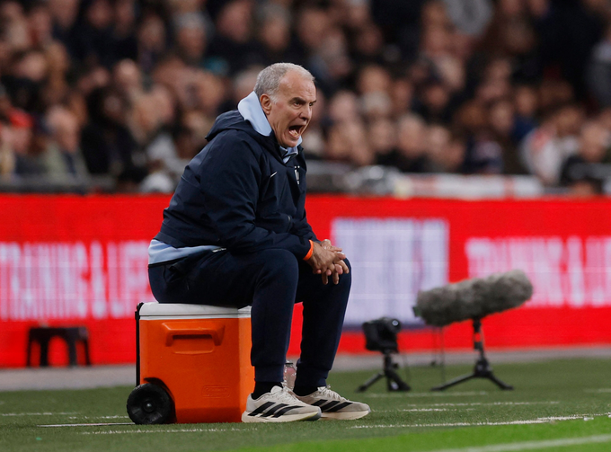HLV Marcelo Bielsa ở khu kỹ thuật trong trận giao hữu Anh - Uruguay trên sân Wembley, London, Anh ngày 27/3/2026. Ảnh: Reuters