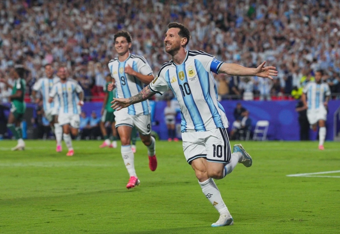 Messi mừng hattrick trong trận gặp Algeria trên sân Arrowhead, Kansas City, bang Missouri, Mỹ hôm 17/6. Ảnh: Reuters