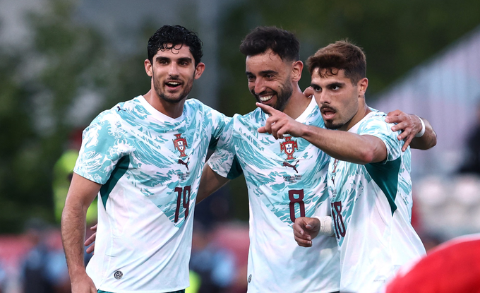 Bruno Fernandes (giữa) ăn mừng bàn thắng cùng Goncalo Guedes (trái) và Pedro Neto sau khi ghi bàn trong trận giao hữu Bồ Đào Nha – Chile ngày 7/6/2026. Ảnh: Reuters