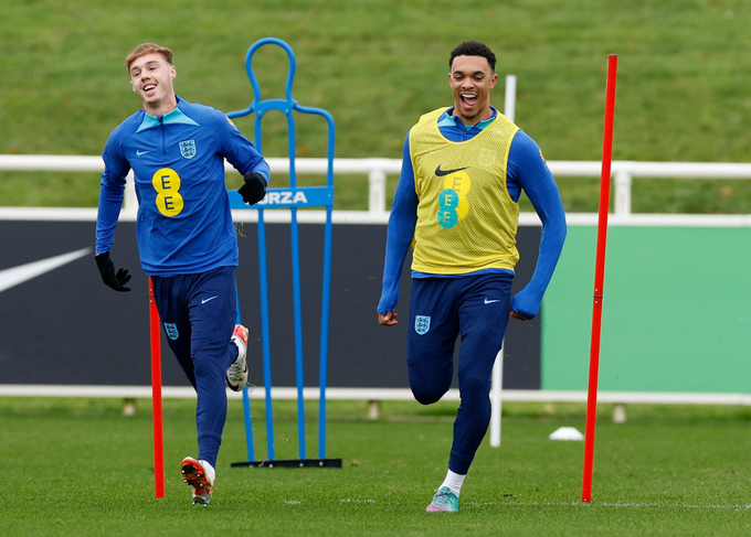 Trent Alexander-Arnold (phải) và Cole Palmer trong buổi tập của tuyển Anh tại trung tâm huấn luyện St Georges Park ở Burton upon Trent ngày 16/11/2023. Cả hai đều không được triệu tập dự World Cup 2026. Ảnh: Reuters