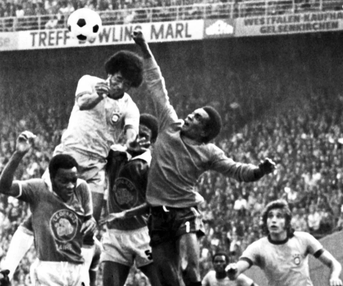 Thủ môn Zaire Muamba Kazadi đấm bóng giải nguy trước tiền đạo Brazil Jairzinho tại World Cup 1974. Ảnh: AFP