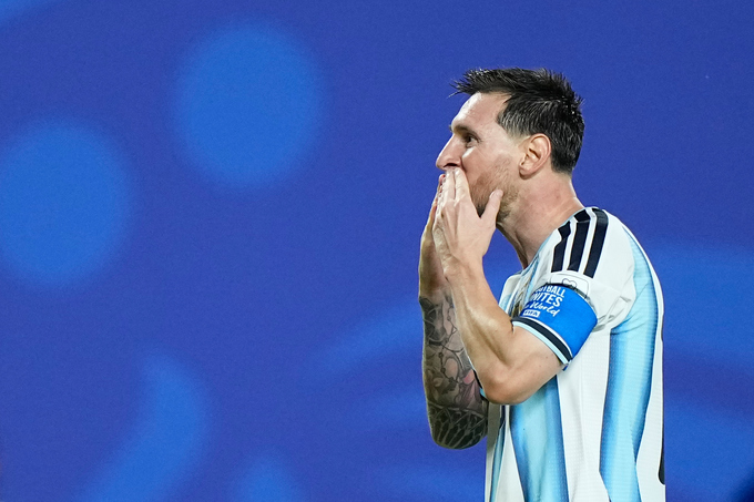 Tiền đạo Argentina Lionel Messi hôn gió sau khi lập hat-trick trong trận thắng Algeria 3-0 ở lượt ra quân bảng J World Cup 2026 trên sân Kansas City ở Mỹ ngày 16/6/2026. Ảnh: AP