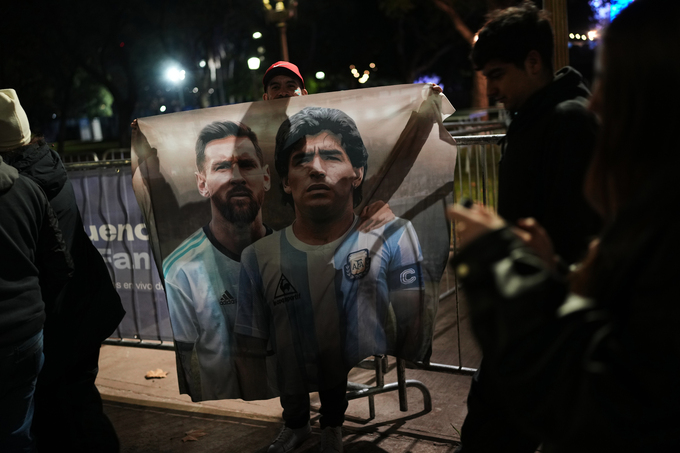 Một người hâm mộ cầm bandroll in hình Lionel Messi và Diego Maradona sau khi Argentina thắng Algeria 3-0 ở lượt ra quân bảng J World Cup 2026 trên sân Kansas City ở Mỹ ngày 16/6/2026. Ảnh: AP