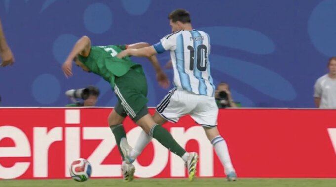 Pha vào bóng của Messi với Mandi. Ảnh: chụp màn hình