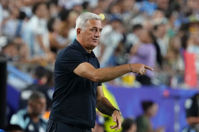 HLV Vladimir Petkovic phản ứng trong trận Algeria thua Argentina 0-3 ở bảng J World Cup 2026 trên sân Kansas City, bang Missouri, Mỹ ngày 16/6. Ảnh: AP