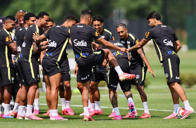 Các cầu thủ Brazil xếp hàng rào chào đón Neymar trở lại trong buổi tập ngày 17/6. Ảnh: Reuters