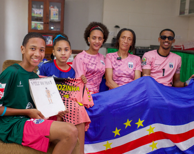 Ana Candida Evora, mẹ của thủ môn Vozinha, theo dõi màn trình diễn lịch sử của con trai từ nhà ở Sao Vicente, Cabo Verde. Ảnh: Reuters