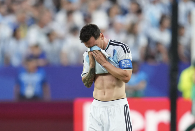 Lionel Messi khóc sau khi mở tỷ số trong trận Argentina thắng Algeria 3-0 ở lượt ra quân bảng J World Cup 2026 trên sân Kansas City ở Mỹ ngày 16/6/2026. Ảnh: Alamy