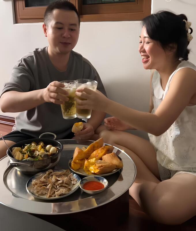 Vợ chồng Thu Quỳnh và Ngọc Tùng vừa nhậu vừa xem bóng đá, tối 12/6. Ảnh cắt từ video