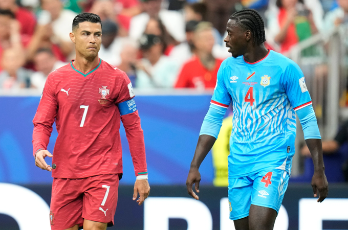 Cristiano Ronaldo (trái) và Axel Tuanzebe phản ứng trong trận Bồ Đào Nha hòa CHDC Congo ở lượt đầu bảng K World Cup 2026 tại Houston, Texas, Mỹ ngày 17/6/2026. Ảnh: AP