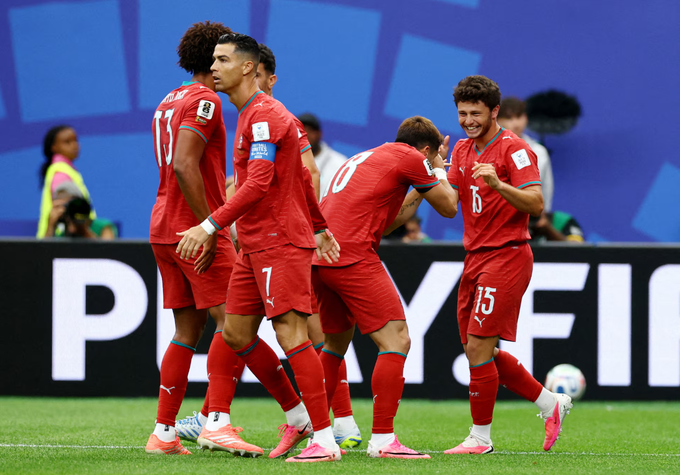 Ronaldo chia vui cùng đồng đội sau khi Neves mở tỷ số. Ảnh: Reuters